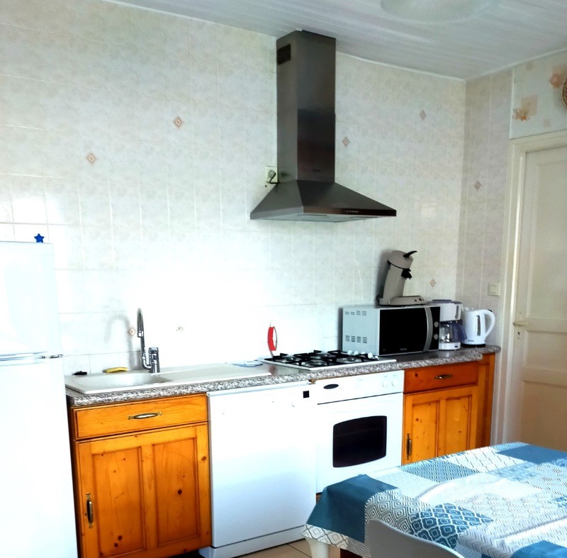 Cuisine indépendante bien équipée avec coin repas. 
Crédits photo : Le Petit Chatelet