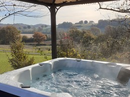 Relaxez-vous dans le spa à 37° / 38° cet automne, et ... admirez la belle vue sur la campagne gersoise !