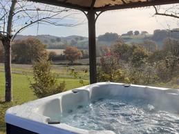 Relaxez-vous dans le spa à 37° / 38° cet automne, et ... admirez la belle vue sur la campagne gersoise !