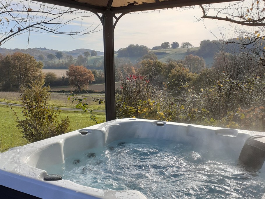 Relaxez-vous dans le spa à 37° / 38° cet automne, et ... admirez la belle vue sur la campagne gersoise !