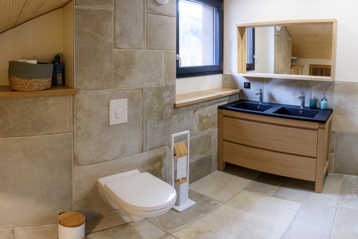Salle d'eau avec douche et wc (1er étage) - Le Domaine des Mésanges