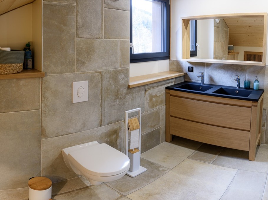 Salle d'eau avec douche et wc (1er étage) - Le Domaine des Mésanges