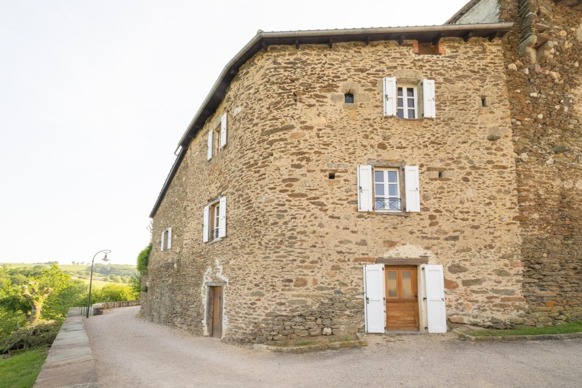 Gîte de charme en pierre à Leynhac, Cantal, avec terrasse panoramique et piscine chauffée