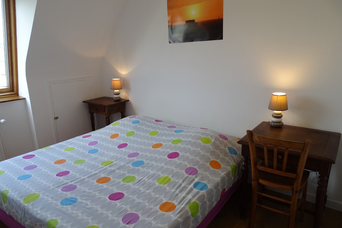 Chambre 1: 2 lits en 90 modulables en lits simples ou double, étagères, penderie, tables.