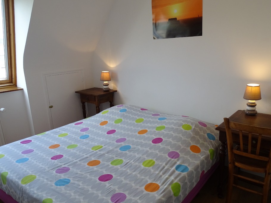 Chambre 1: 2 lits en 90 modulables en lits simples ou double, étagères, penderie, tables.