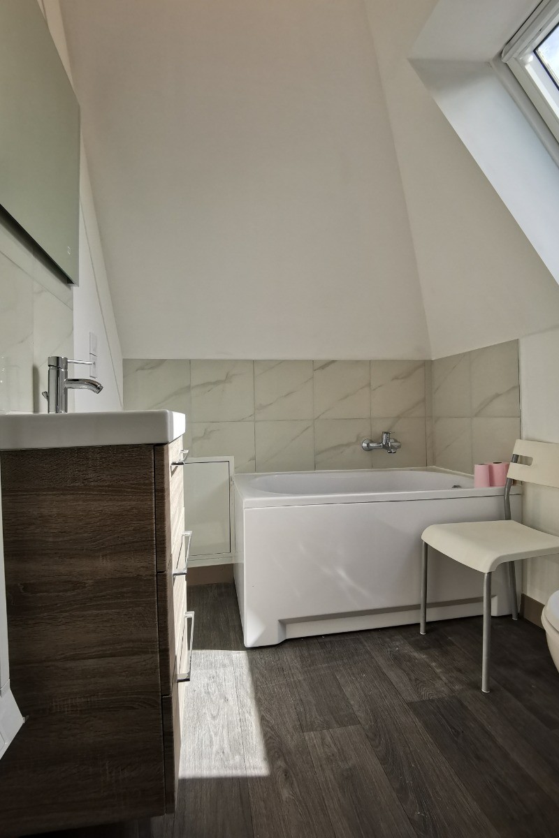 Salle de bain avec WC à l'étage