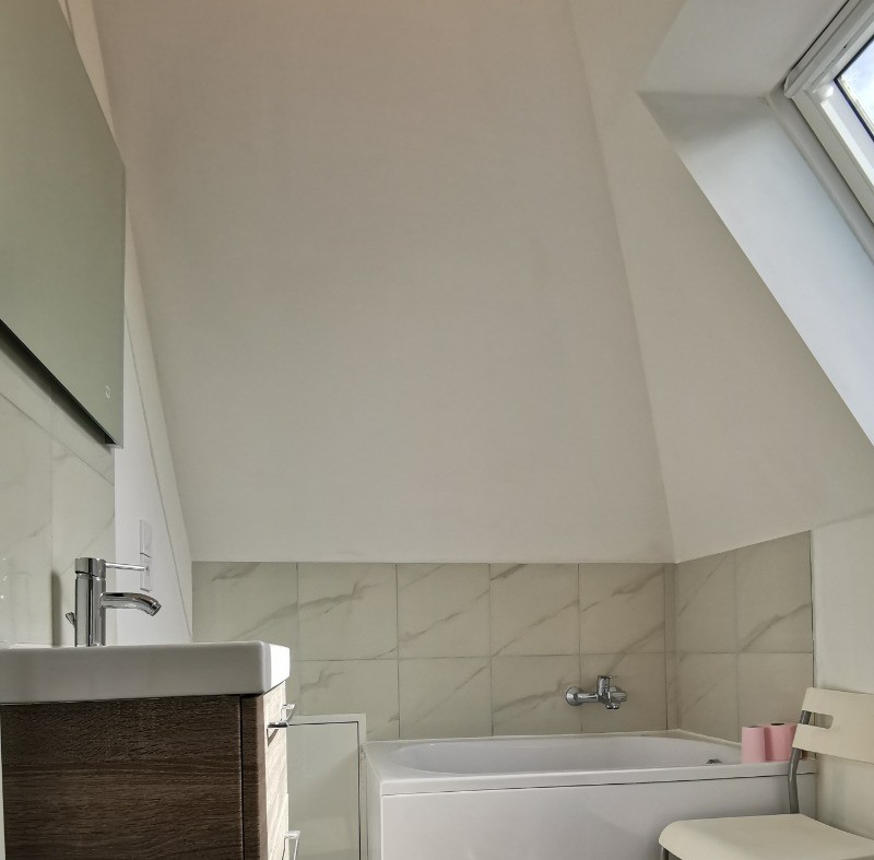 Salle de bain avec WC à l'étage