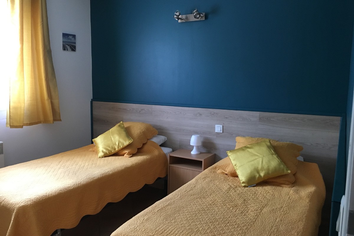 La chambre avec les lits simples