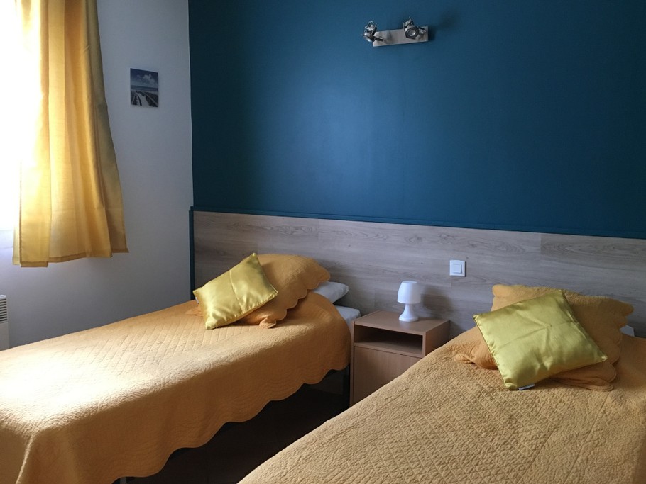 La chambre avec les lits simples