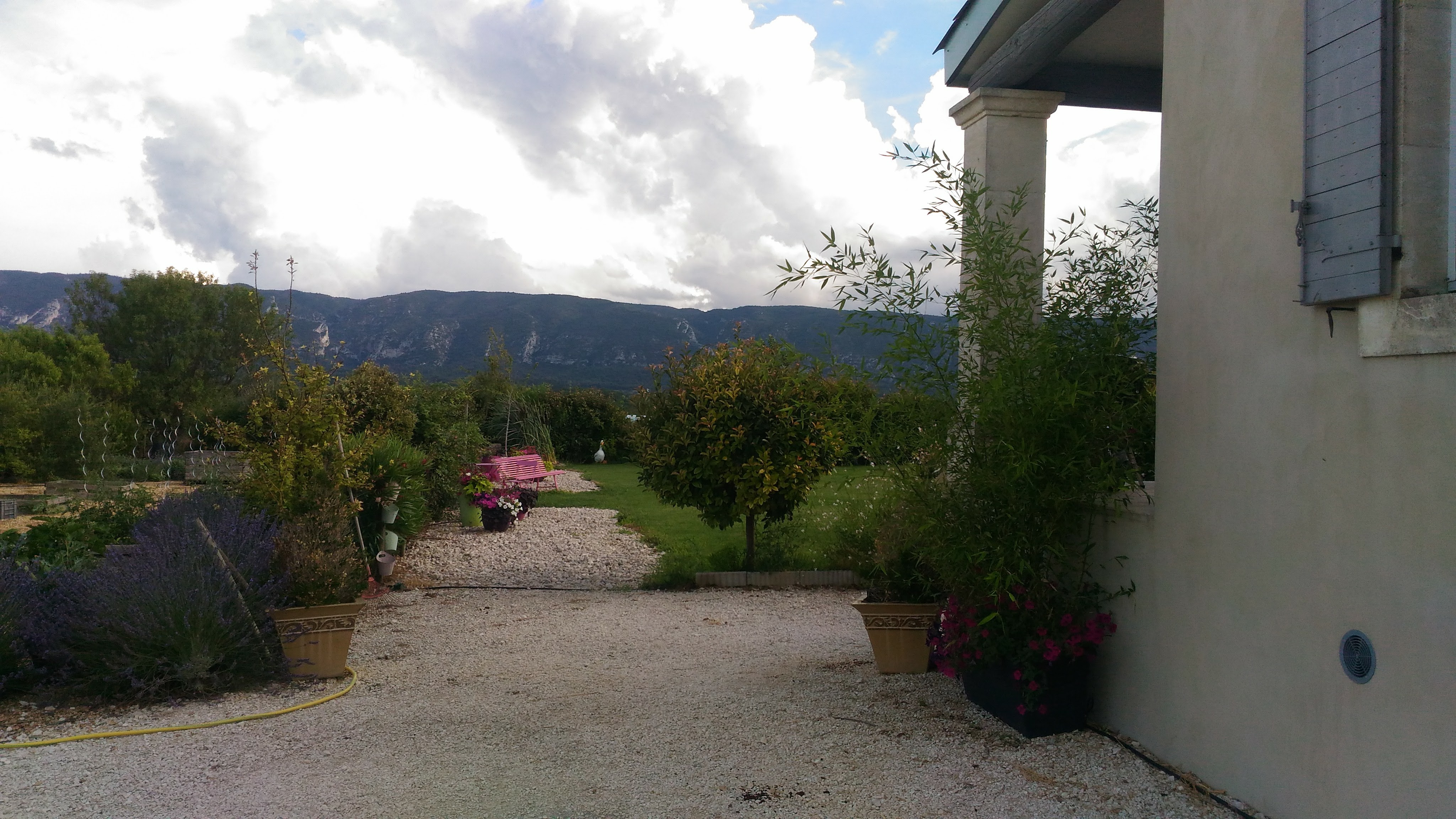 place de parking à coté du gîte