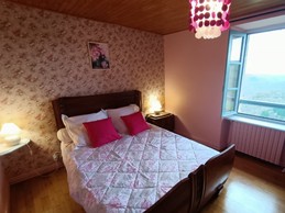 Chambre avec lit double confortable, location de vacances Lapeyrugue Cantal