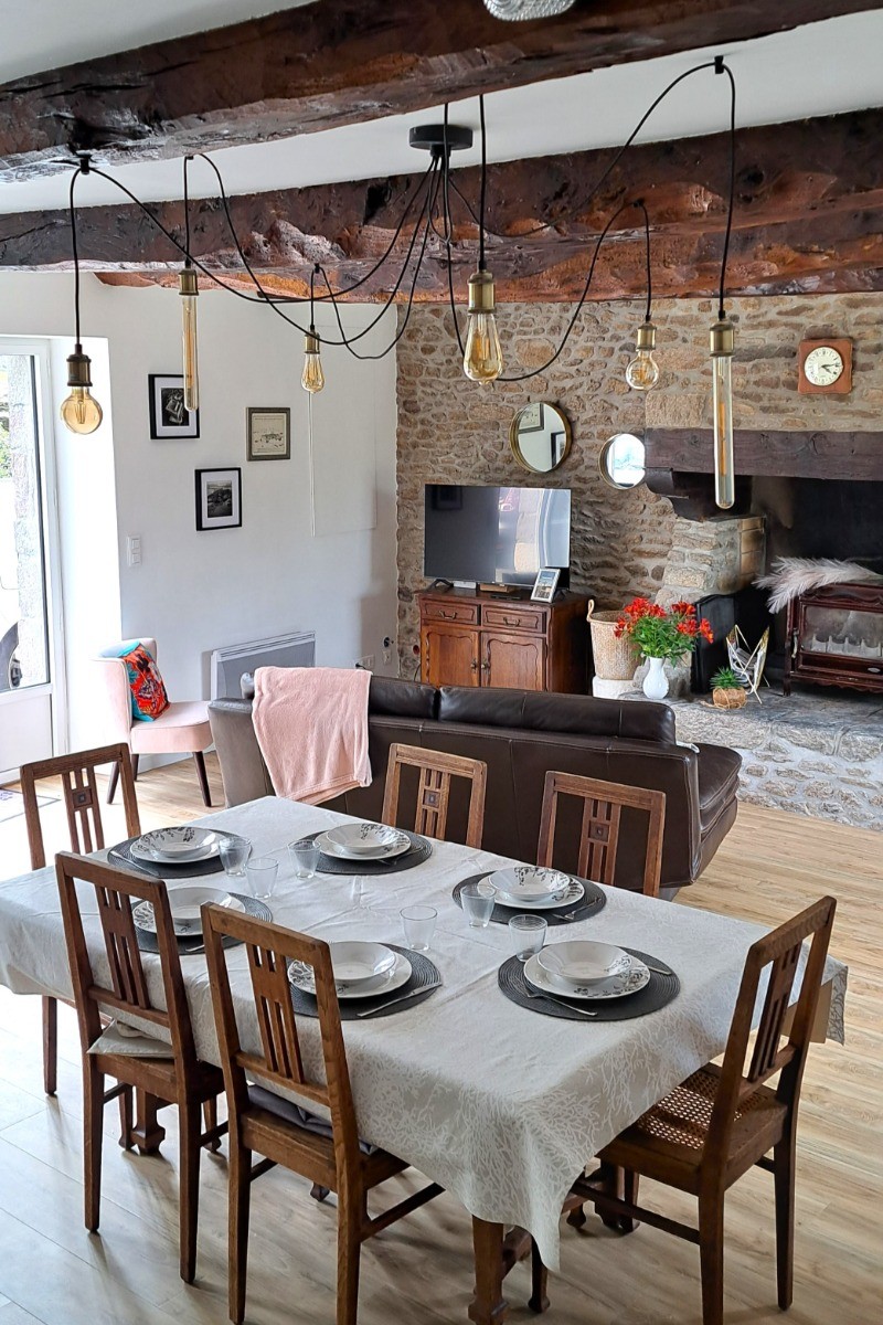 Grande pièce de vie au rez-de-chaussée avec espace cuisine ouverte, séjour et salon. Accès direct à la terrasse et au jardin clos par la baie vitrée.