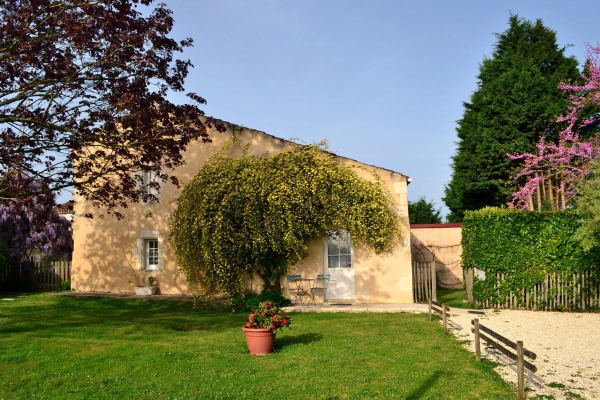 L'extérieur avec parking clos