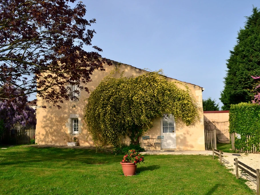 L'extérieur avec parking clos