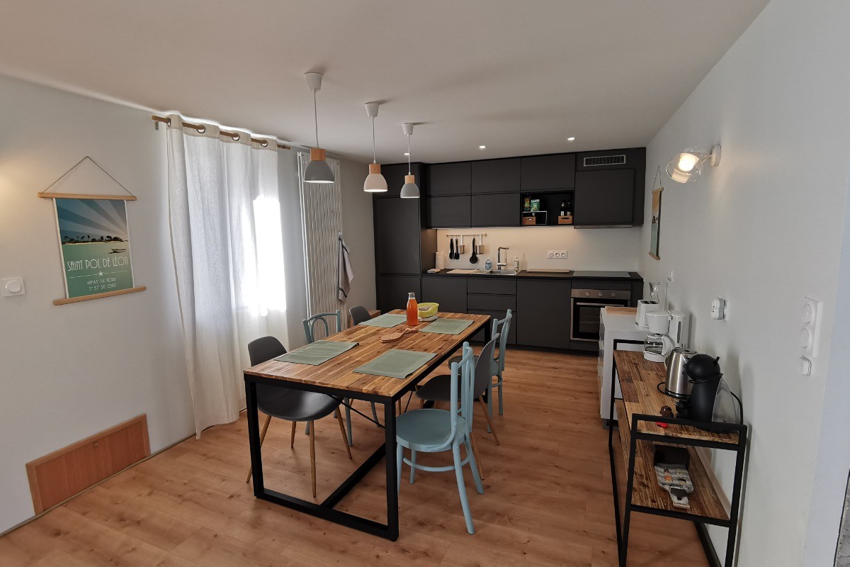 Cuisine équipée et salle à manger