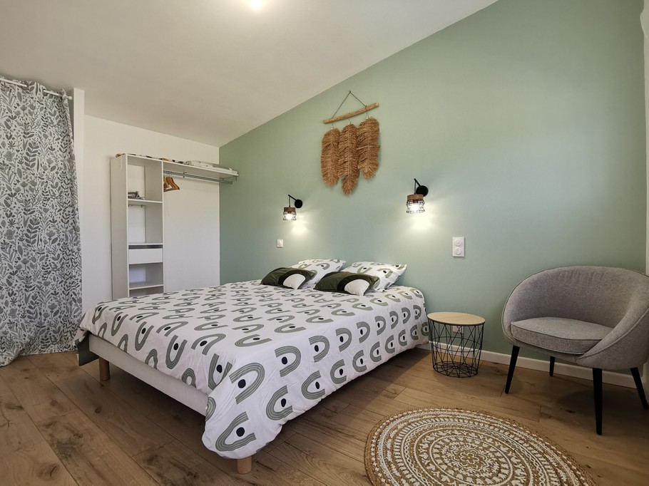 Chambre indépendante avec un lit 160