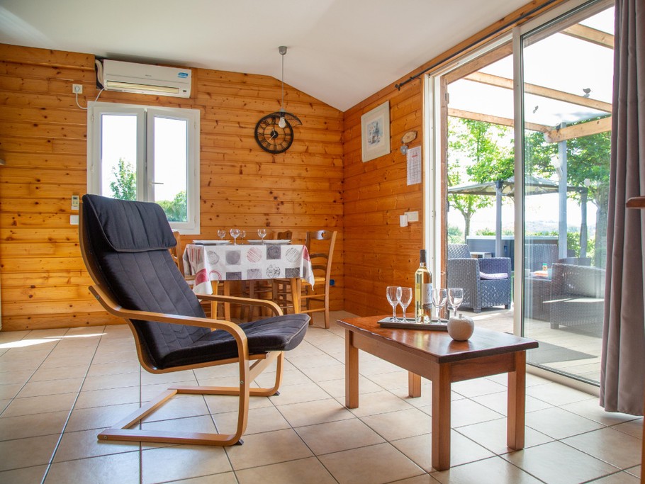 Chalet Mélèze : salon lumineux donnant sur la terrasse