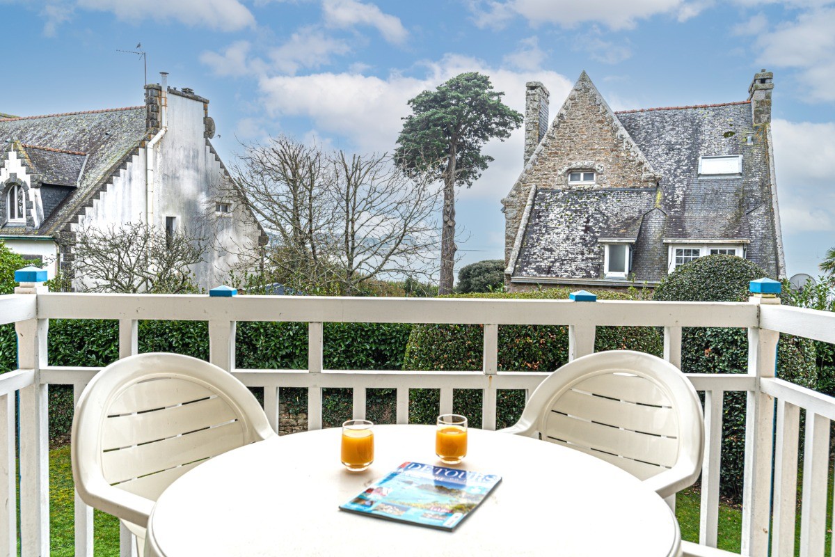 Balcon avec salon de jardin