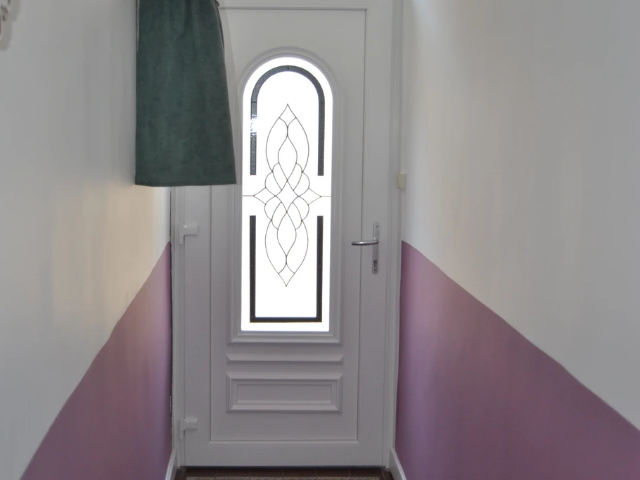 porte d'entrée du couloir en r.d.c pour l'accès à l'appartement.
