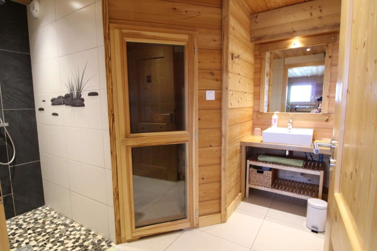 Salle d'eau avec sauna - Chalet Le Grenier