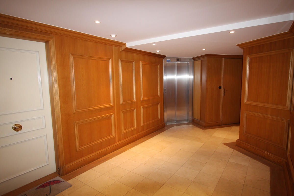 Partie commune - entrée de l'immeuble - accès appartement et ascenseur