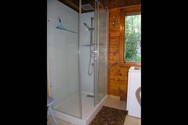 la douche dans la salle d'eau