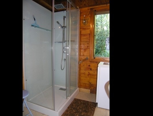 la douche dans la salle d'eau