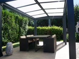 Pergola avec moustiquaires à commande électrique et éclairage led multi couleurs