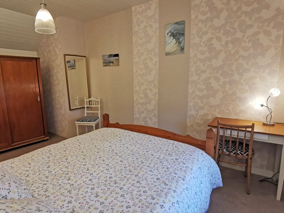 Chambre avec espace bureau