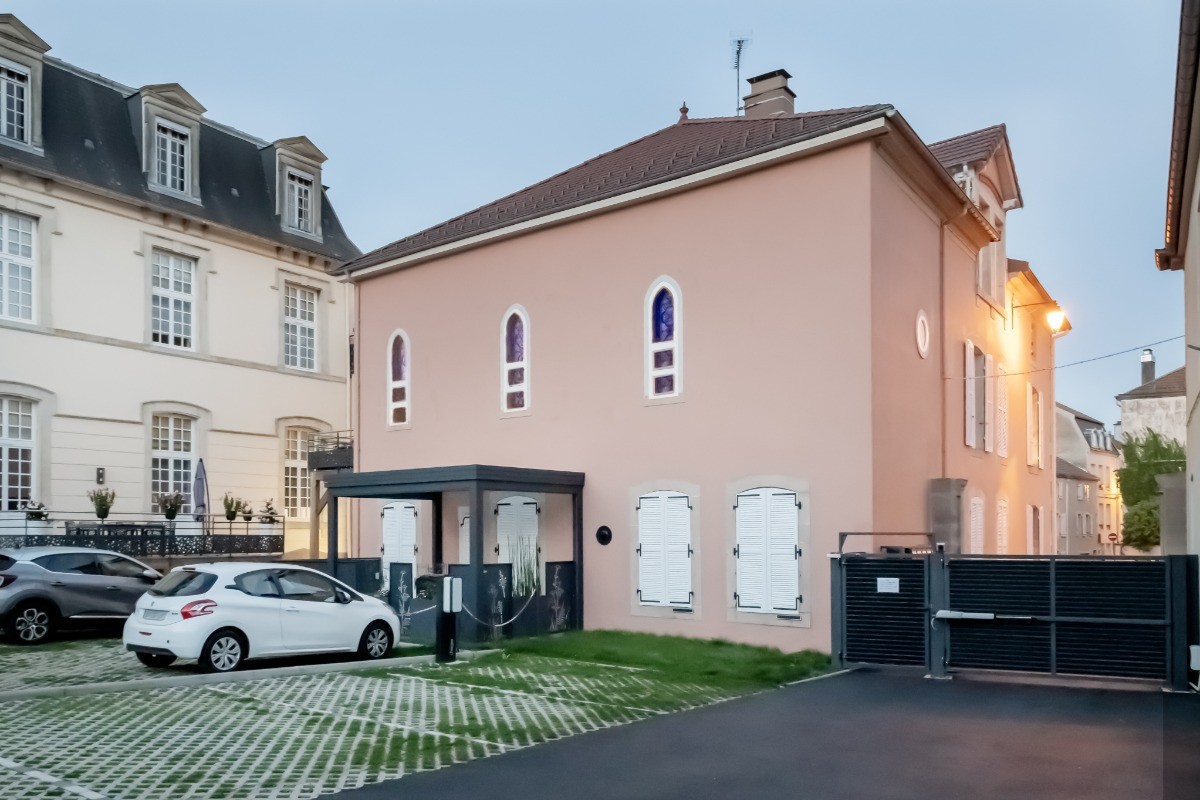 La Bell Chapelle and its enclosed car park with available recharging point