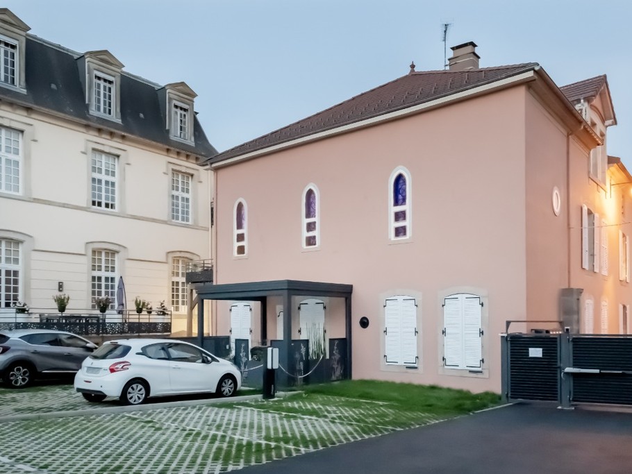La Bell Chapelle and its enclosed car park with available recharging point