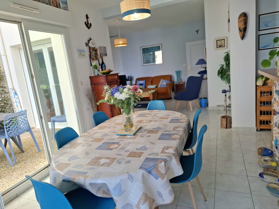 Living areas with sea views: dining room next to the terrace and lounge