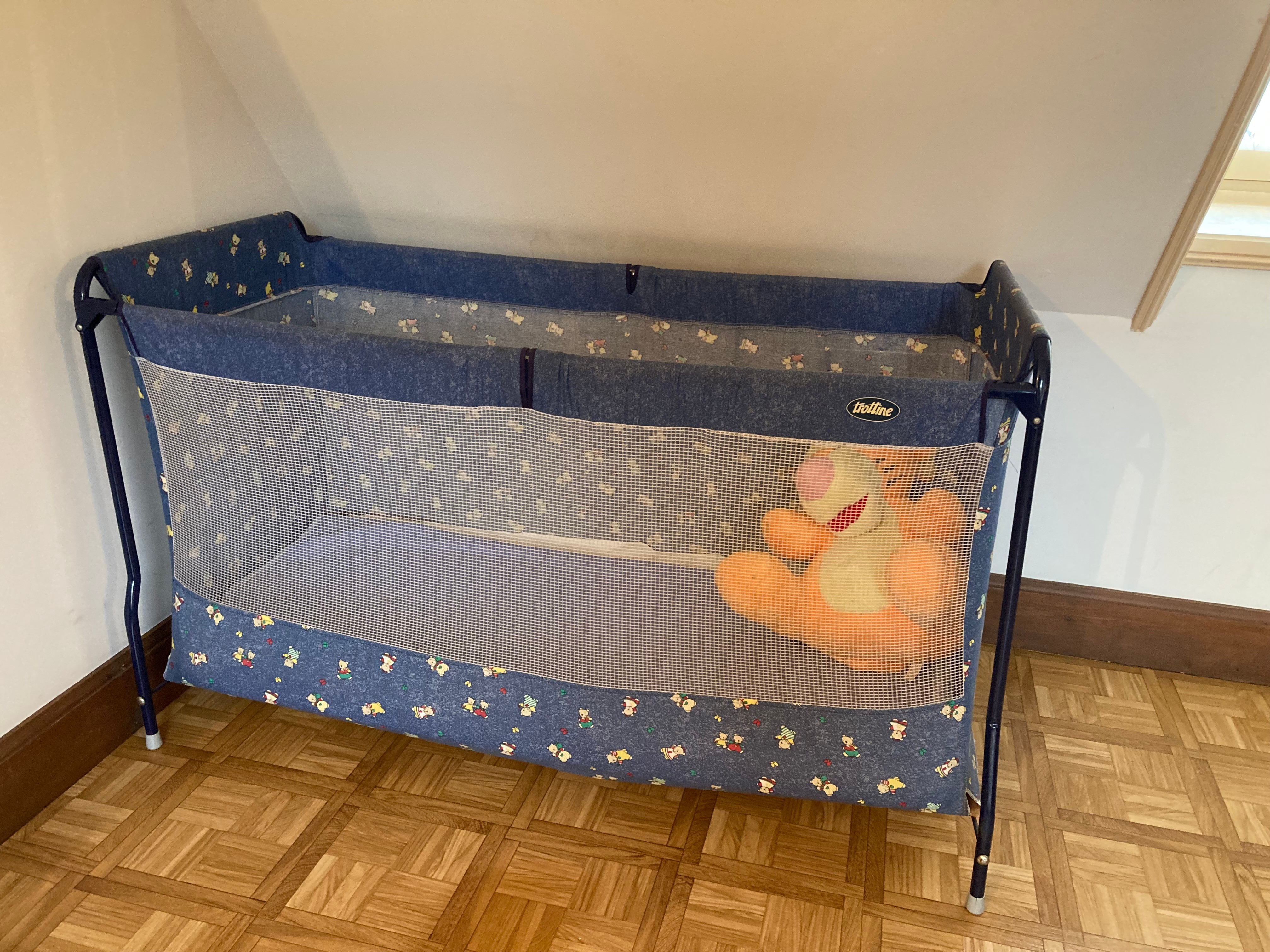 1ère Chambre lit en 140 + lit parapluie