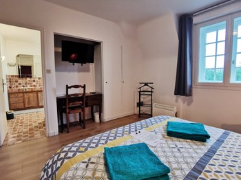 Chambre Andromède - Lit 160 + TV + bureau + salle d'eau avec WC privative et communicante