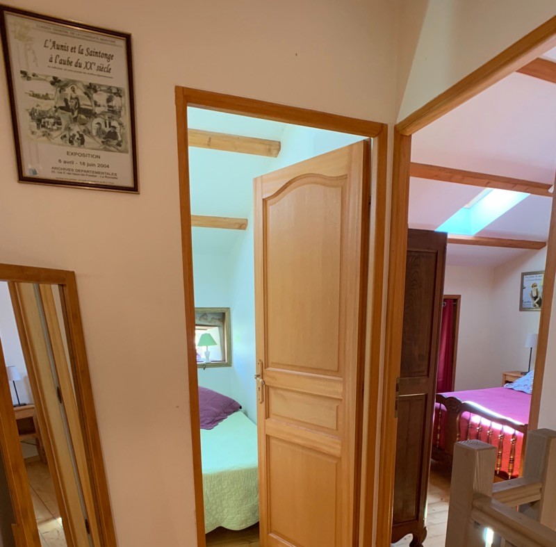 le pallier qui désert les chambres et la salle d'eaux