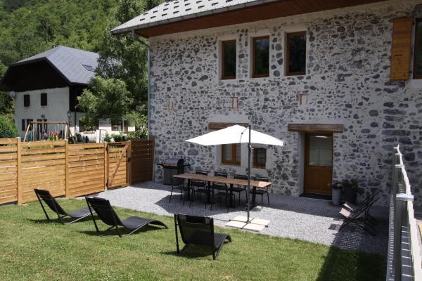 Entrée, cour et jardin prvé