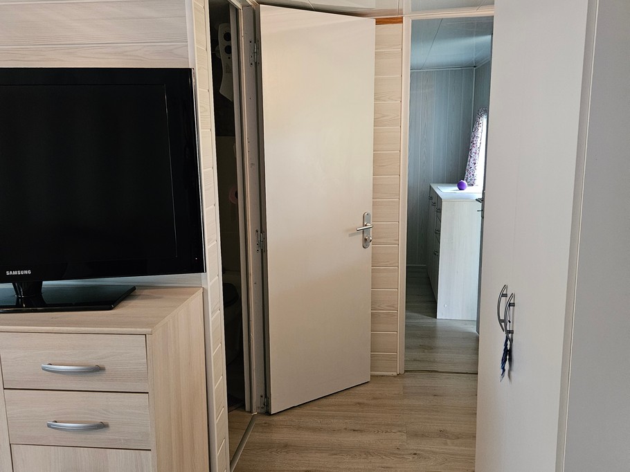 Accès chambre et salle d'eau - Gite au bord du Canal de l'Est et de la Meuse sauvage