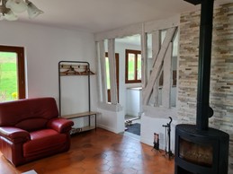 Salon avec tv et poèle