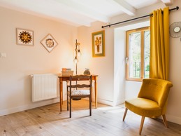 Chambre Côté Jardin for 2 people with wardrobe and desk with chair (140 cm bed).