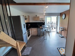 1er niveau - cuisine américaine entièrement équipée avec accès direct à la terrasse bois.