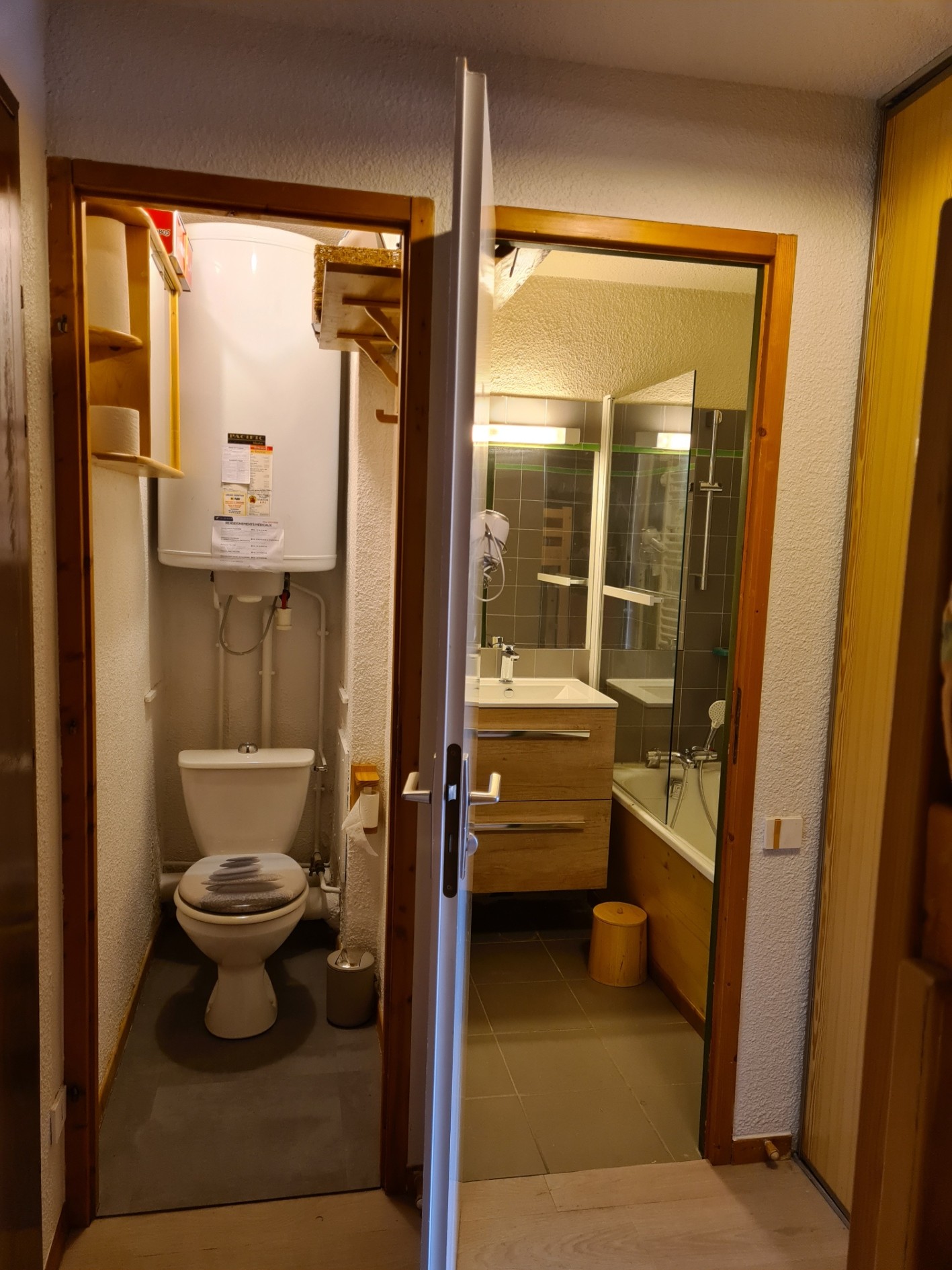 Toilettes séparées de la salle de bain