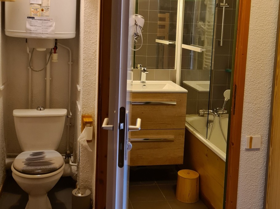 Toilettes séparées de la salle de bain