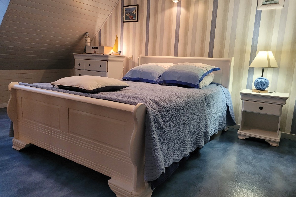 chambre lit double en mezzanine au dessus du salon