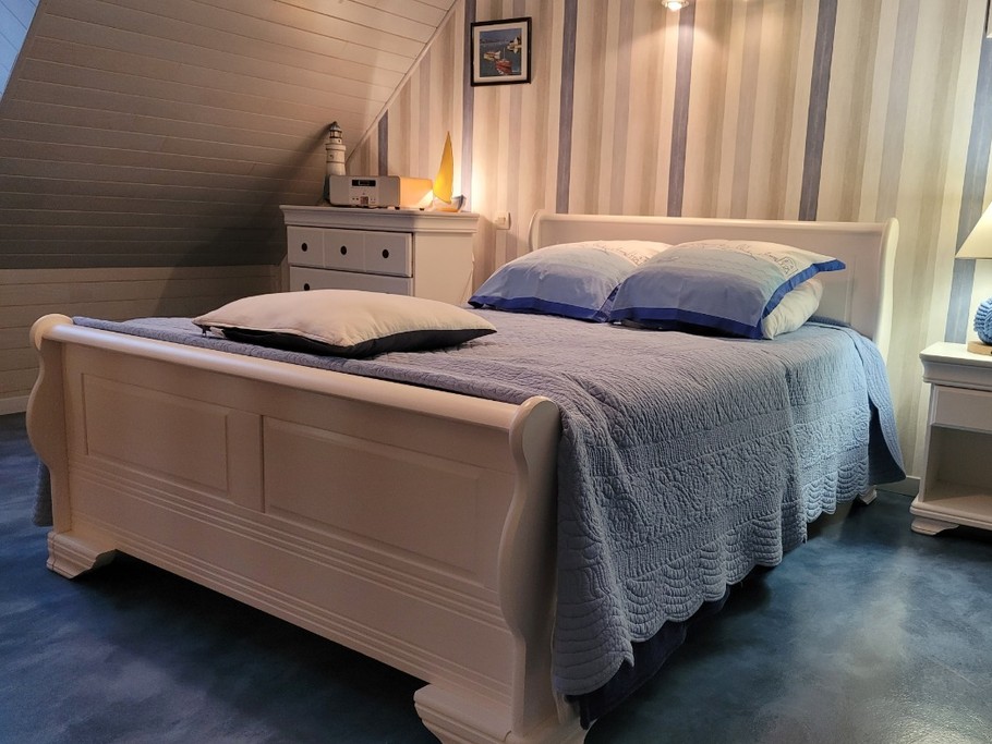chambre lit double en mezzanine au dessus du salon