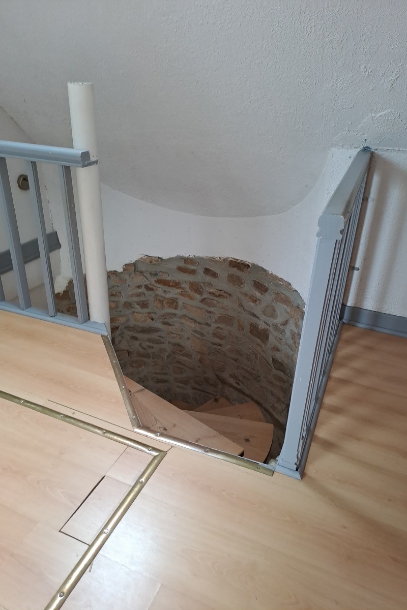 DELCROIX location Clévacances Runan l'escalier en colimaçon