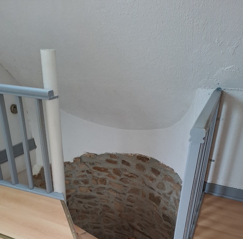 DELCROIX location Clévacances Runan l'escalier en colimaçon