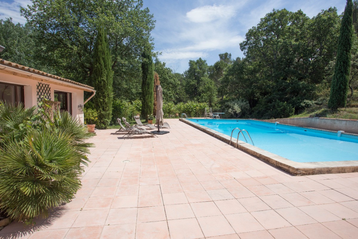 Vue piscine d'une chambre