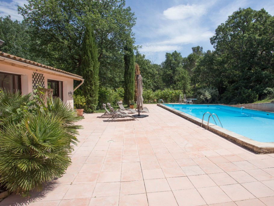 Vue piscine d'une chambre