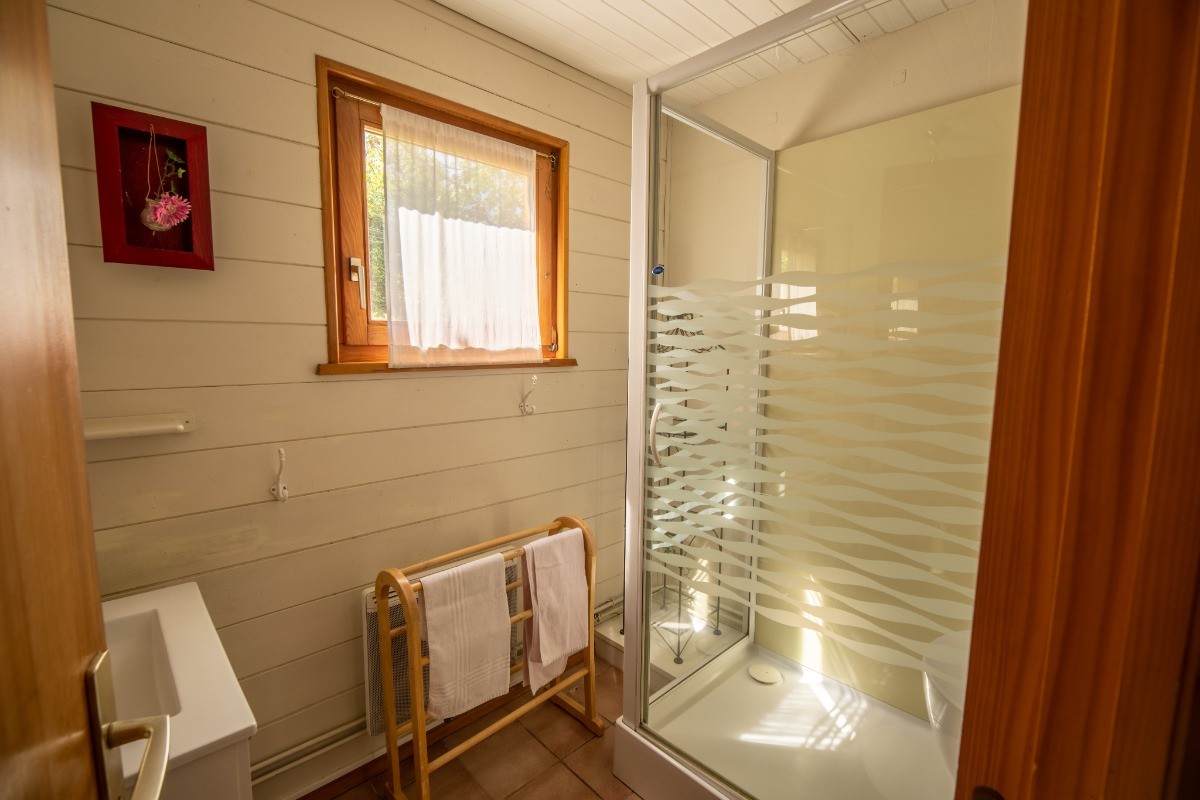 La salle de bain et sa grande cabine douche,