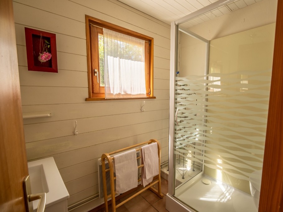 La salle de bain et sa grande cabine douche,
